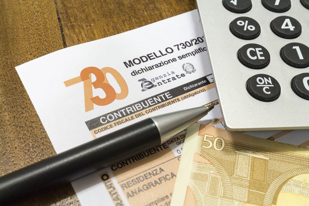 Modello per la dichiarazione dei redditi sulla scrivania dello studio